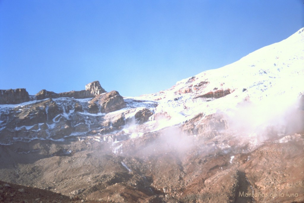 El Castillo a la izquierda, ruta de subida con el glaciar en forma de corredor y la loma de subida a la cumbre Veintimilla a la derecha en el Glaciar Thielmann